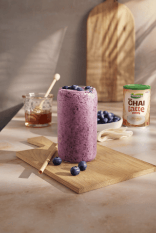 Iced spiced chai smoothie s lesným ovocím