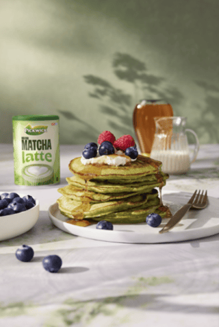 Matcha palacinky s kokosovou šľahačkou a lesným ovocím