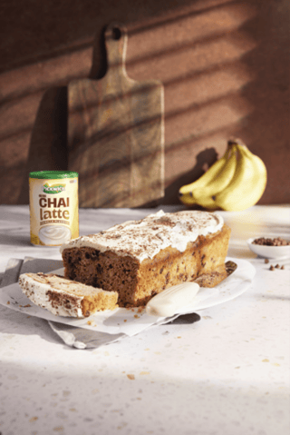 Spiced chai banánový chlebík s polevou z vanilkového chai