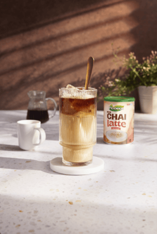 Spiced chai shakerato s javorovým sirupom